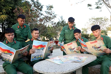 Báo Nhân Dân Xuân Ất Tỵ được cán bộ, chiến sĩ của Trung đoàn 148 hào hứng đón đọc.