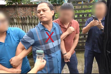 Đối tượng Nguyễn Văn Hưng(X) bị bắt quả tang khi đang thực hiện hành vi lừa đảo chiếm đoạt tài sản.