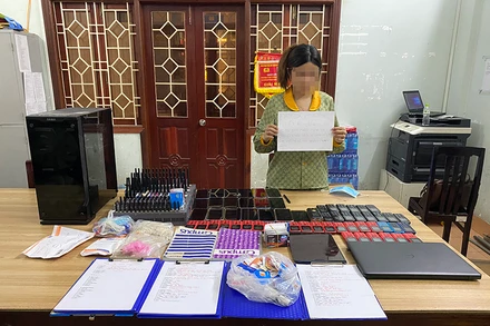 Đối tượng H.T.B.V trú tại thành phố Quy Nhơn, tỉnh Bình Định, mắt xích quan trọng trong đường dây lừa đảo cùng tang vật thu giữ được tại cơ quan điều tra.