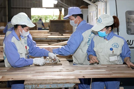 Công nhân Công ty Cổ phần Woodsland Tuyên Quang sản xuất đồ gỗ xuất khẩu. 