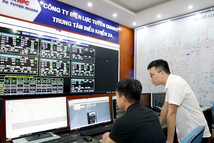 Công ty Điện lực Tuyên Quang ứng dụng công nghệ để vận hành các trạm biến áp 110Kv kết nối về Trung tâm điều khiển xa.
