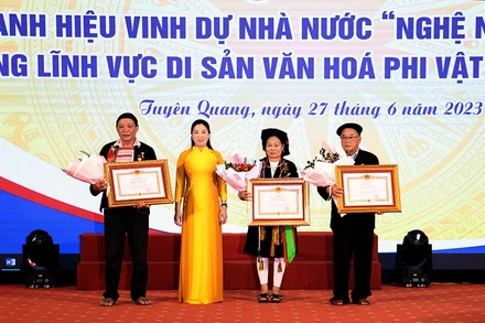 Đồng chí Lê Thị Kim Dung, Phó Bí thư Thường trực Tỉnh ủy, Chủ tịch Hội đồng nhân dân tỉnh Tuyên Quang trao tặng danh hiệu Nghệ nhân Ưu tú.