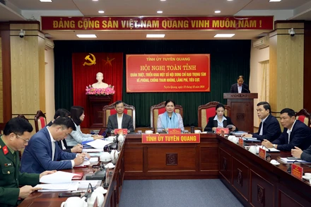 Các đồng chí chủ trì hội nghị và đại biểu dự tại điểm cầu trung tâm.