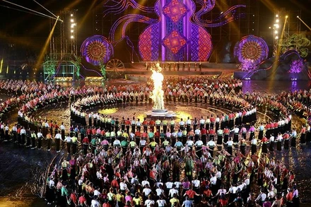 Tổng duyệt chương trình Lễ vinh danh "Nghệ thuật Xòe Thái" và khai mạc Lễ hội Văn hóa - Du lịch Mường Lò 2022. (Ảnh TTXVN)