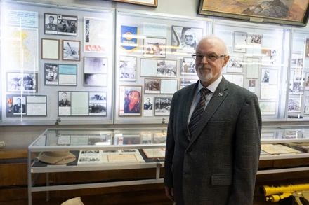 Ông Yuri Knutov tại góc Việt Nam trong bảo tàng.