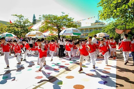 Thiếu nhi Quảng Ninh tham gia các trò chơi trải nghiệm trong chương trình "Ngày hội sắc màu".