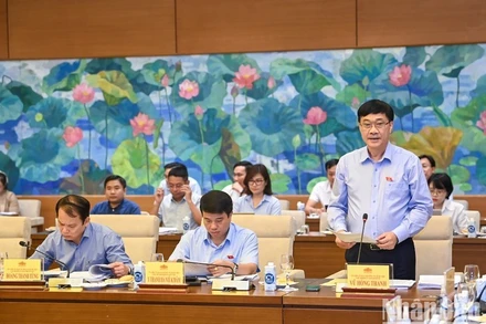 Chủ nhiệm Ủy ban Kinh tế Vũ Hồng Thanh trình bày báo cáo về công tác tiếp thu, giải trình, chỉnh lý và một số nội dung lớn của dự thảo Luật Đất đai (sửa đổi). (Ảnh: DUY LINH)