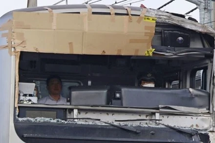 Kính buồng lái của tàu JR Tokaido Line bị hư hỏng nặng. (Nguồn: Kyodo)