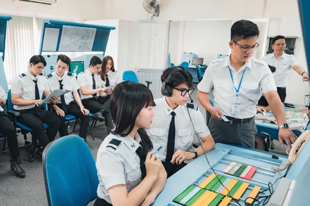 Học viên Học viện Hàng không Việt Nam trong giờ thực hành (Ảnh: VAA)