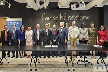 Đoàn công tác thăm làm việc tại trụ sở Cơ quan liên bộ về Hợp tác Kỹ thuật (Expertise France). (Ảnh: MINH DUY)