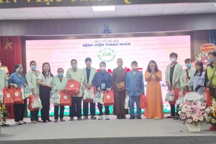 Tặng quà một số bệnh nhân có hoàn cảnh khó khăn.