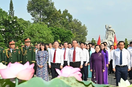 Đồng chí Nguyễn Văn Nên cùng các thành viên trong đoàn dâng hoa, dâng hương tưởng niệm các Anh hùng liệt sĩ tại Nghĩa trang Liệt sĩ Thành phố Hồ Chí Minh. (Ảnh: DUY LINH)
