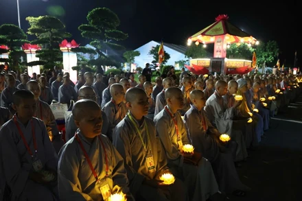 Trong không gian trang nghiêm, hàng nghìn ngọn nến được thắp sáng mang theo lời cầu nguyện hòa bình, an lành và sự siêu thoát cho anh linh các Anh hùng liệt sĩ. 