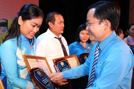 Cũng trong dịp này, công đoàn các cấp thực hiện tôn vinh, biểu dương công nhân có thành tích trong lao động, sản xuất có nhiều sáng kiến, sáng tạo.