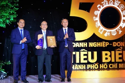 Lãnh đạo thành phố trao danh hiệu doanh nghiệp tiêu biểu cho các doanh nghiệp, đơn vị.