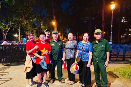  Gia đình ông Nguyễn Đắc Tân cùng với gia đình mà ông đã ở sau ngày Giải phóng miền nam có mối quan hệ thân thiết như ruột thịt, cùng nhau đi xem Lễ kỷ niệm.