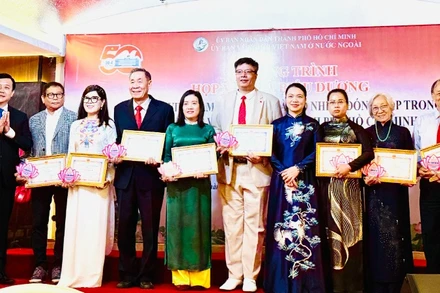 Thành phố Hồ Chí Minh vinh danh 50 người Việt Nam ở nước ngoài tiêu biểu có nhiều đóng góp trong xây dựng và phát triển thành phố.