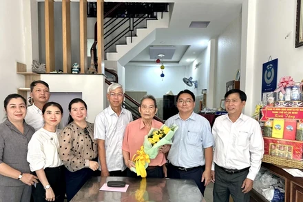 Đồng chí Võ Văn Hoan tặng quà ông Vũ Tiến Đông. Ảnh: CHÍ THẠCH 