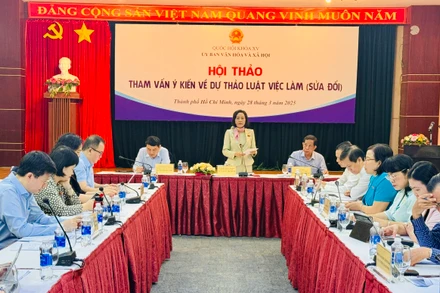 Phó Chủ tịch Quốc hội Nguyễn Thị Thanh phát biểu tại hội thảo.