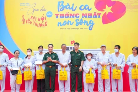 Bệnh viện Quân y 175 trao tặng 300 phần quà cho bệnh nhân trong chương trình “Giai điệu yêu thương”.