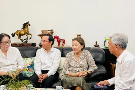 Đồng chí Nguyễn Văn Nên trò chuyện và ân cần hỏi thăm người thân trong gia đình đồng chí Nguyễn Văn Linh.