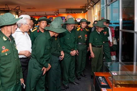 Đoàn đại biểu tỉnh Hải Dương tham quan di tích lịch sử trên địa bàn thành phố.