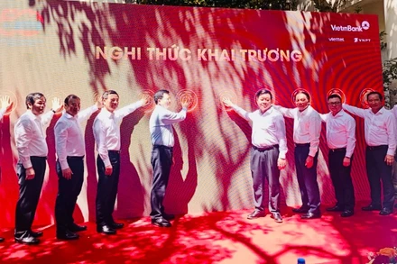 Các đồng chí lãnh đạo nhấn nút khai trương Trung tâm Báo chí phục vụ Lễ kỷ niệm 50 năm Ngày Giải phóng miền nam, thống nhất đất nước.