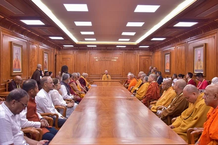 Đức Pháp chủ tiếp Đoàn lãnh đạo ICDV và các phái đoàn Phật giáo thế giới tại Việt Nam Quốc Tự. (Ảnh: Quảng Đạo)