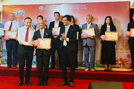 50 kiều bào tiêu biểu đóng góp cho quá trình xây dựng, phát triển Thành phố Hồ Chí Minh vừa được Ủy ban về người Việt Nam ở nước ngoài thành phố vinh danh vào sáng 25/4. 