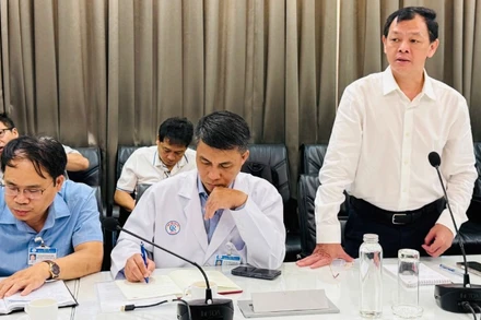 Thứ trưởng Y tế Nguyễn Tri Thức phát biểu tại buổi làm việc.