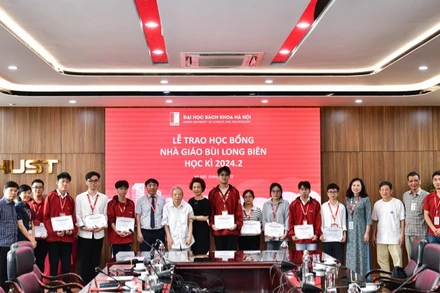 10 suất học bổng "Nhà giáo Bùi Long Biên" được trao tặng đến các Sinh viên Đại học Bách khoa Hà Nội.