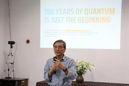 Giáo sư, Tiến sĩ Đào Tiến Khoa, Viện Năng lượng nguyên tử Việt Nam, trình bày bài giảng "Vật lý lượng tử của thế kỷ 21: Từ máy tính và thông tin lượng tử đến các hệ sinh dược học phân tử".