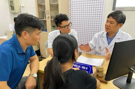 PGS, TS Đinh Ngọc Sơn, Trưởng khoa Phẫu thuật cột sống, Bệnh viện Hữu nghị Việt Đức khám gù vẹo cột sống cho trẻ em.