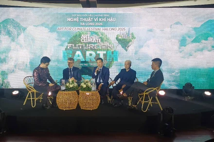 Các đại biểu tham dự họp báo.