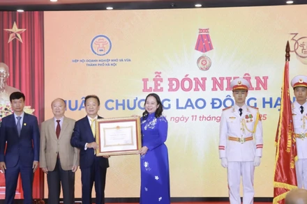 Đồng chí Võ Thị Ánh Xuân, Ủy viên Trung ương Đảng, Phó Chủ tịch nước, Phó Chủ tịch thứ nhất Hội đồng Thi đua-Khen thưởng Trung ương trao tặng Huân chương Lao động hạng Nhất cho đại diện Hiệp hội Doanh nghiệp nhỏ và vừa thành phố Hà Nội.
