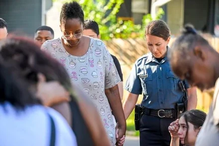 Người dân cầu nguyện cho các nạn nhân trong vụ nổ súng. (Ảnh: nbcnews/TTXVN)