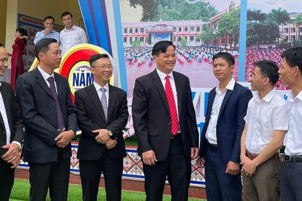 Ông Lò Văn Cương (thứ 4 từ trái sang), Bí thư Huyện ủy Tuần Giáo, động viên các thầy, cô giáo tiếp tục phát huy truyền thống, xây dựng ngành giáo dục Tuần Giáo phát triển toàn diện.