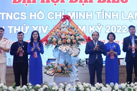 Đồng chí Nguyễn Quốc Đoàn, Ủy viên Trung ương đảng, Bí thư tỉnh ủy Lạng Sơn, tặng hoa chúc mừng Đại hội Đoàn Thanh niên Cộng sản Hồ Chí Minh tỉnh Lạng Sơn.