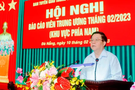 Đồng chí Nguyễn Trọng Nghĩa, Bí thư Trung ương Đảng, Trưởng Ban Tuyên giáo Trung ương phát biểu chỉ đạo hội nghị.