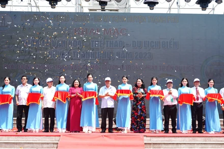 Đại biểu cắt băng khai mạc tuần lễ Văn hóa-Thể thao-Du lịch biển huyện Thạnh Phú năm 2023.