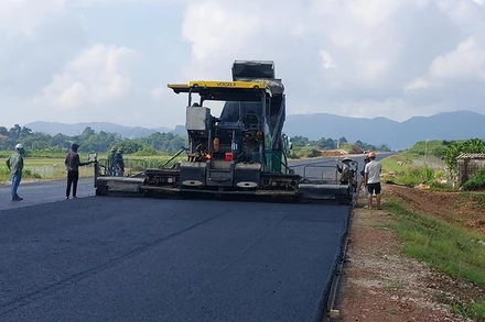 Thảm nhựa trên tuyến cao tốc bắc-nam đoạn Mai Sơn-quốc lộ 45.