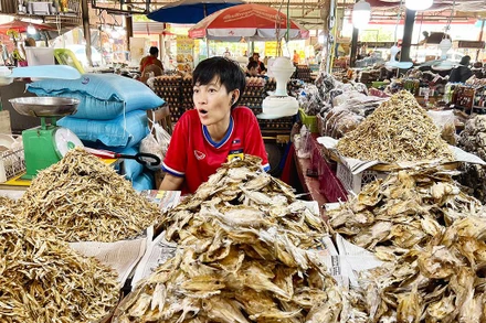 Quầy bán thực phẩm trong một chợ đầu mối tại thủ đô Vientiane, Lào. 