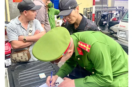 Điểm trông xe tại khu vực tòa nhà Hàm Cá Mập thu 40.000 đồng/lượt gửi xe máy đã bị lực lượng chức năng quận Hoàn Kiếm xử phạt 12,5 triệu đồng. (Ảnh: Nguyên Anh)