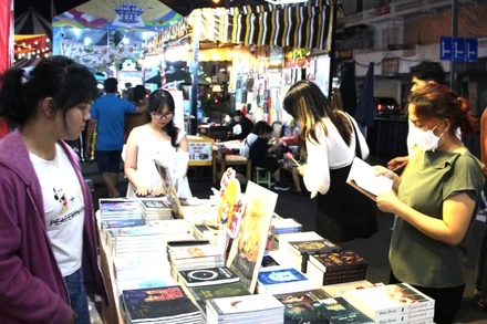 Nhiều sách mới được các đơn vị xuất bản giới thiệu tại Đường sách Tết Quý Mão 2023. (Ảnh: Thế Anh)