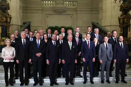 Các đại biểu chụp ảnh chung tại hội nghị thượng đỉnh của EU ở Brussels, Bỉ ngày 17/4/2024. (Ảnh: AFP/TTXVN)