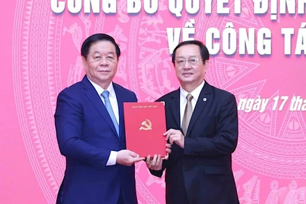 Đồng chí Nguyễn Trọng Nghĩa, Ủy viên Bộ Chính trị, Bí thư Trung ương Đảng, Trưởng Ban Tuyên giáo và Dân vận Trung ương trao Quyết định của Bộ Chính trị cho đồng chí Huỳnh Thành Đạt. (Ảnh: TTXVN)