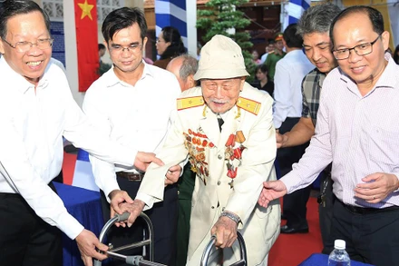 Đồng chí Phan Văn Mãi, Chủ tịch UBND Thành phố Hồ Chí Minh gặp gỡ đại biểu là lão thành cách mạng.