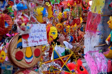 Phố Hàng Mã khoác lên mình bộ áo mới với đủ màu sắc rực rỡ. 