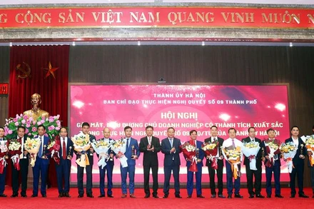 Lãnh đạo Thành ủy Hà Nội tặng hoa, biểu trưng cho các doanh nghiệp thực hiện hiệu quả Nghị quyết 9.