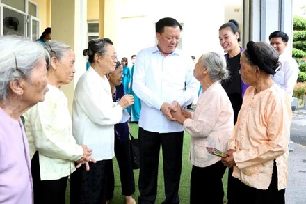 Bí thư Thành ủy Hà Nội Đinh Tiến Dũng thăm hỏi người có công tại Trung tâm Nuôi dưỡng và điều dưỡng người có công số 2 Hà Nội.